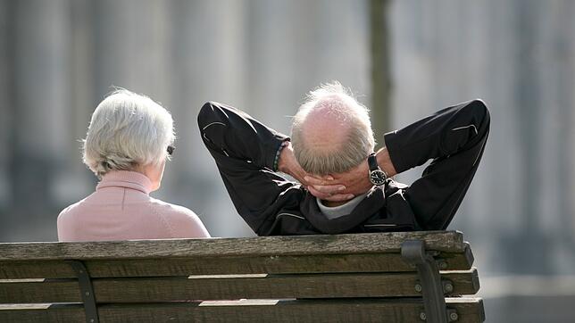 Viele Rentnerinnen und Rentner bekommen ab 1. Juli 2023 mehr Geld. Ob das zum entspannt Zurücklehnen schon reicht?