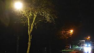 Im Vordergrund moderne LED-Leuchten, dahinter eine orangefarbene Natriumdampflampen. Sukzessive wird die Beleuchtung ausgetauscht. Bild: ...