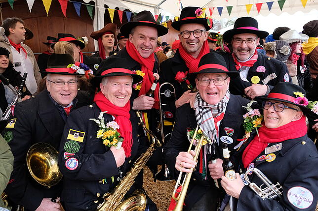Auch die Musikgruppe „Piccolos“ feiert die Hochzeit des Prinzenpaars.