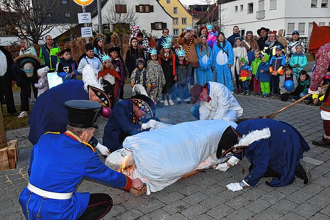 Bild 18: Narren feiern Rosenmontag mit Kindernachmittag und Fackelzug