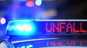 Insgesamt vier Menschen wurden bei dem Unfall verletzt. (Symbolbild)