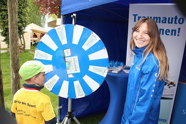 Am Stand des SÜDKURIER-Medienhauses mit Julia Reich erfreuten sich insbesondere die jüngsten Gäste wie hier Jakob am Glücksraddrehen.