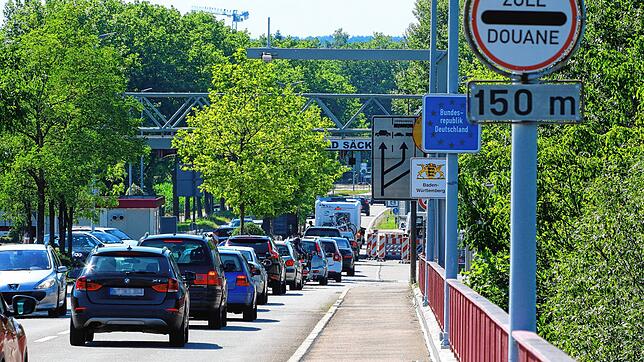 Deutsche Grenzgänger sorgen normalerweise für viel Verkehr an den Fricktaler Zollämtern (im Bild Stein-Säckingen). Wenn sie nun aus der ...