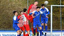 Die Radolfzeller Abwehrspieler haben die Stürmer des FV Walbertsweiler-Rengetsweiler meist im Griff beim 7:1-Erfolg im Linzgau.