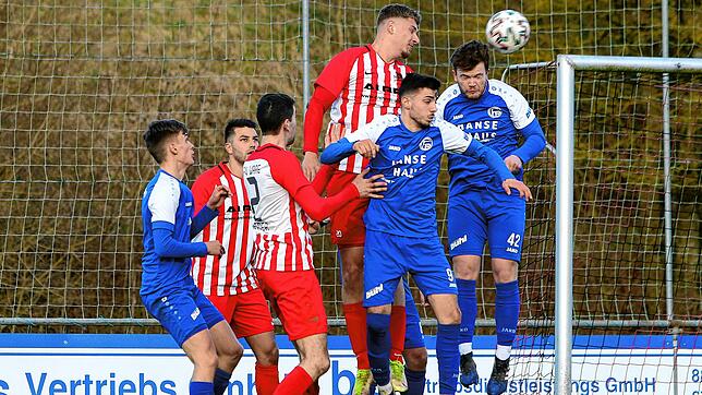Die Radolfzeller Abwehrspieler haben die Stürmer des FV Walbertsweiler-Rengetsweiler meist im Griff beim 7:1-Erfolg im Linzgau.