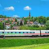 Schwarzwaldbahn 2023: Ein ICE fährt vor der Silhouette der Stadt St. Georgen vorbei. 150 Jahre nach ihrer Eröffnung präsentiert sich die ...