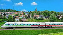Schwarzwaldbahn 2023: Ein ICE fährt vor der Silhouette der Stadt St. Georgen vorbei. 150 Jahre nach ihrer Eröffnung präsentiert sich die ...