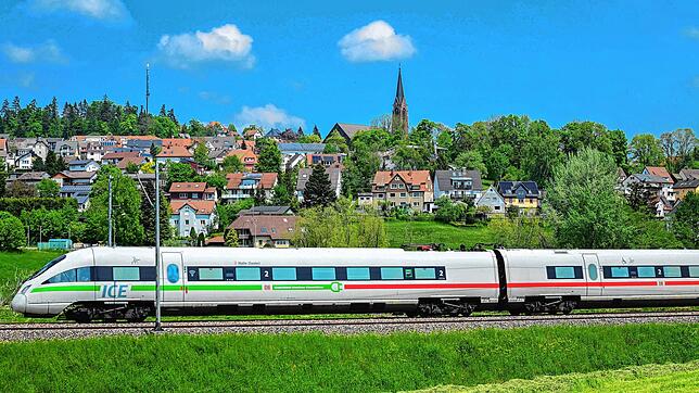 Schwarzwaldbahn 2023: Ein ICE fährt vor der Silhouette der Stadt St. Georgen vorbei. 150 Jahre nach ihrer Eröffnung präsentiert sich die ...
