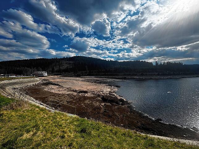Niedrigwasser: Der Schluchsee hat für den Frühling sehr wenig Wasser. (Bild vom 9. April 2025)