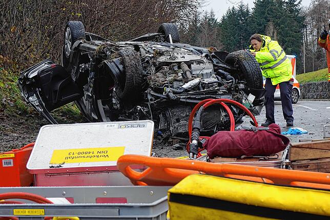 Auf der Langenrainer Ortsdurchfahrt kümmern sich Einsatzkräfte um die Unfallautos.
