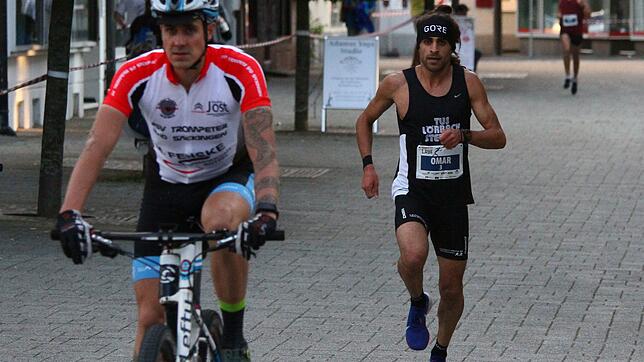 Deutlicher Vorsprung: Omar Tareq (Mitte) lief beim 15. Trompeterlauf in Bad Säckingen schon kurz nach dem Start ein einsames Rennen. Der ...