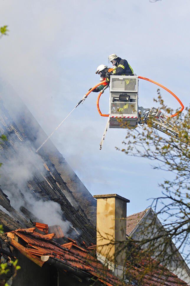 Die Feuerwehr Donaueschingen bekämpft mit der Drehleiter den Brand von oben.