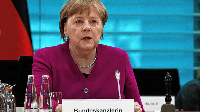 Bundeskanzlerin Angela Merkel (CDU) sitzt in der Kabinettssitzung im Kanzleramt. Bei ihrer Besprechung am Donnerstag mit den ...