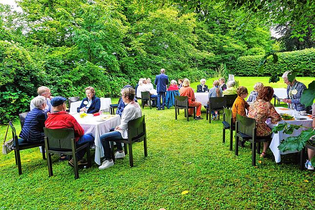 Die ersten Termine von Friedas Garten-Café fanden noch im Garten der Bergkirche Kadelburg statt. Mittlerweile ist das Angebot im Garten ...