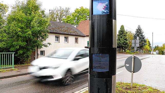 Die Blitzersäule auf der alten Bundesstraße in Pfohren diszipliniert den Verkehr in gewissem Maß. Laut den Anwohnern gilt das aber nur ...