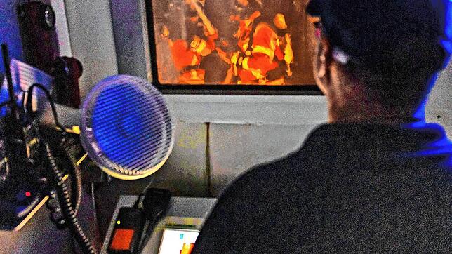 Das Geschehen im Innern wird an einem Leitstand überwacht. Bild: Feuerwehr
