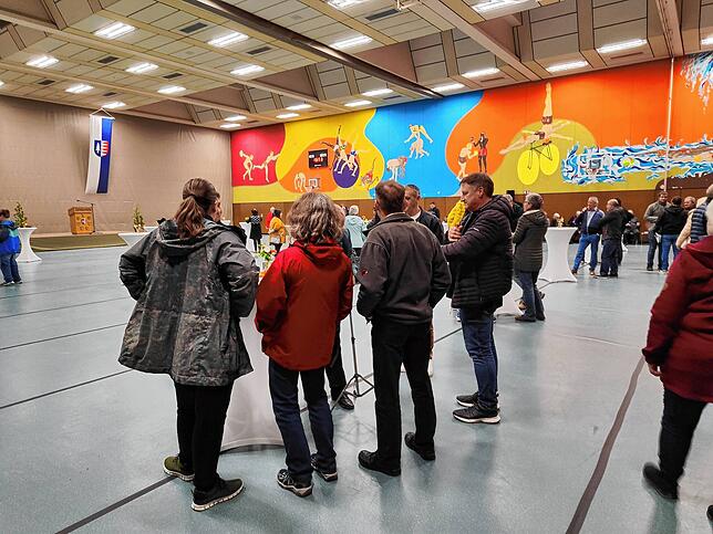 Die ersten Gäste treffen in der Halle ein.