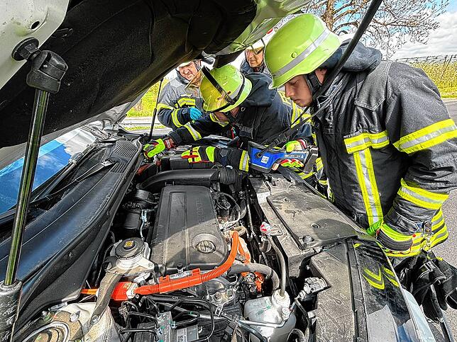 Eines der Fahrzeuge war ein Fahrzeug mit Hybridandtrieb. Hier wurden die nach der Rettungskarte empfohlenen Maßnahmen durchgeführt.