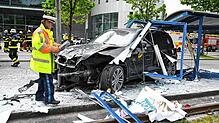 Ein Auto ist in der Münchner Innenstadt in eine Haltestelle gefahren. Mehrere Menschen wurden verletzt.