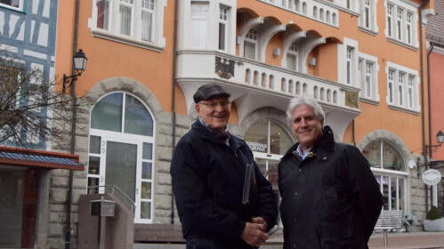 Karl Rudigier (links) und Thomas Warndorf stellen das Titelbild des Buchs nach. Denn Rudigier hat Figuren, die auch in den Geschichten ...