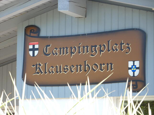 Hier gehts hinein: Das Schild am Eingang.