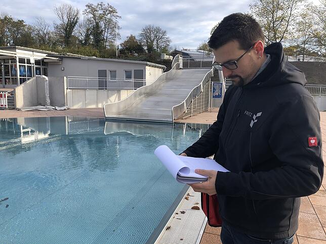 Thomas Frank steht am Rand des Nichtschwimmerbeckens. Noch ist das Wasser klar, aber gleich wird er in seinem Block dokumentieren, wie ...