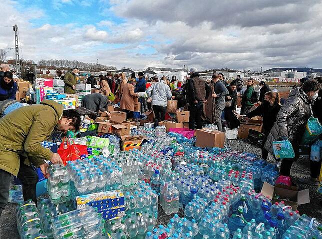 Eine Hilfsorganisation sammelt in Stuttgart Wasserflaschen und andere Spenden für Menschen in der Ukraine. Das Land und die Kommunen in ...