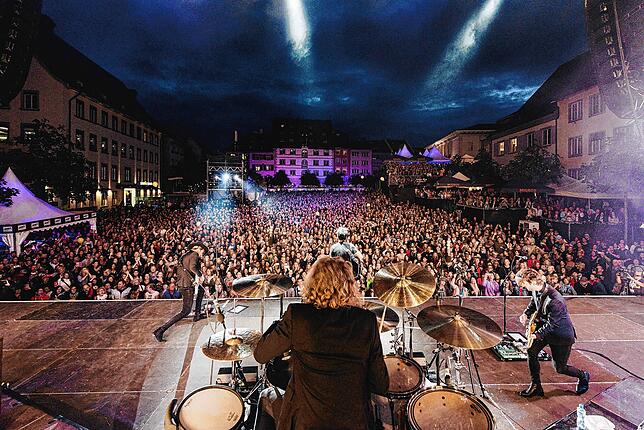 Schon vor fünf Jahren haben sind viele Menschen nach Schaffhausen gekommen um gemeinsam das Festival Stars in Town zu genießen. Diese ...
