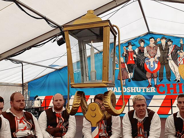 Rund 45 Minuten dauerte es, bis die Flamme der Kerze den Faden durchtrennte.