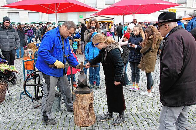 Andreas Wagenbrenner und seine Schmiede sind seit Jahren beim Martinimarkt eine Attraktion vor allem für Familien mit Kindern.