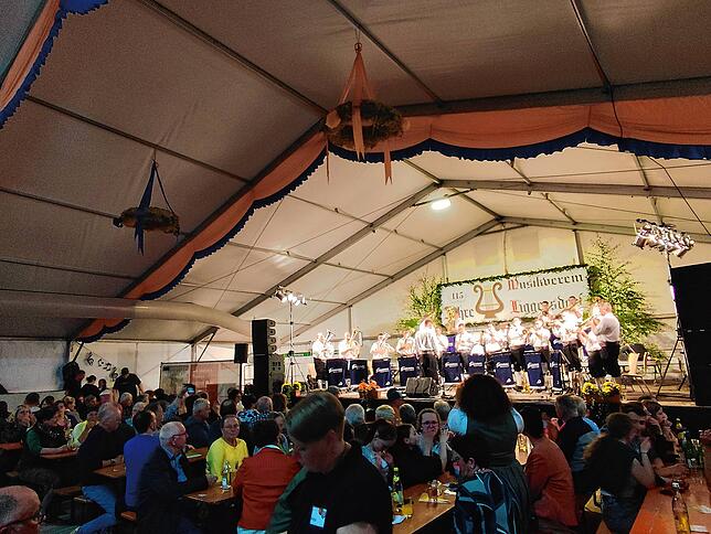 Bild 23: Bilder vom Stellen des Maibaums und Blasmusikabend zum Start des Liggersdorfer Maifestes