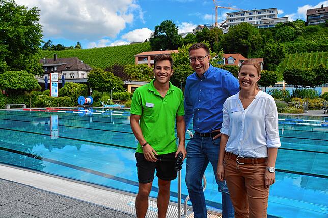 Sie freuen sich darauf, endlich wieder den ganzen Tag geöffnet zu haben. Von links: Rettungsschwimmer Maximilian Schmökel, ...
