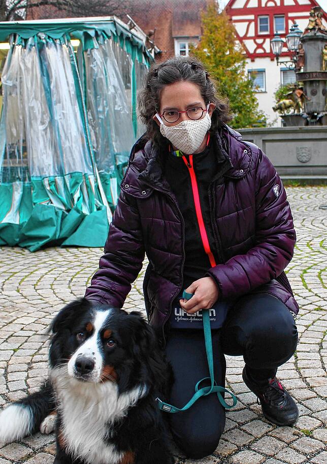 Susanne Waitschull (mit Hund Amadeo) findet es wichtig, dass Risikogruppen geschützt werden.