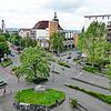Der Zähringerplatz, ein Verkehrsknotenpunkt in Konstanz, mit dem Seerheincenter (Mitte) und rechts dem Enggesser-Hochhaus aus den 1950er ...