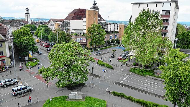 Der Zähringerplatz, ein Verkehrsknotenpunkt in Konstanz, mit dem Seerheincenter (Mitte) und rechts dem Enggesser-Hochhaus aus den 1950er ...