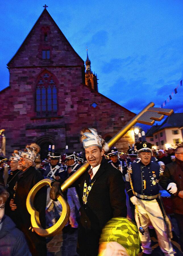 Was wird 2022 eigentlich aus dem Rathausschlüssel. Zunftmeister Anselm Säger, hier im Jahr 2020, winkt die offzielle Übergabe am Rathaus ab.