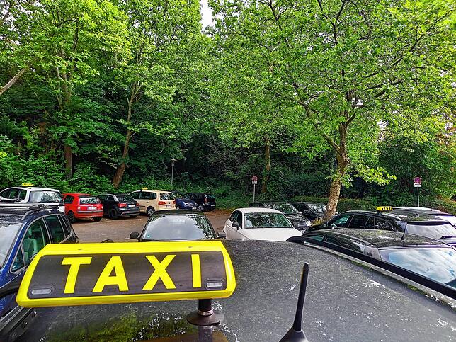 Der Stadthallen-Parkplatz ist einer der wenigen innerstädtischen Parkräume, die nicht bewirtschaftet werden. Er ist aber häufig von ...
