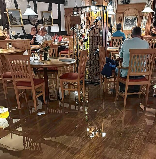 Bild 3: Starkregen setzt Überlingen unter Wasser
