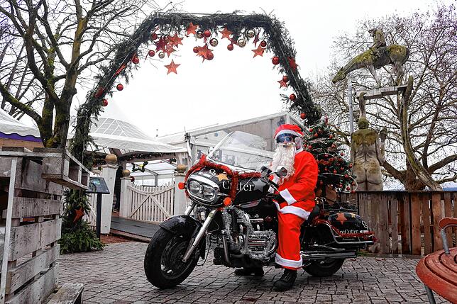 „Santa on Bike“ auf dem Überlinger Landungsplatz am Brunnen vor dem Eingang der Eisbahn.