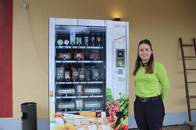 Der Verkaufsautomat bietet rund um die Uhr Zugang zu frischen Eiern, Milch sowie Fleisch- und Wurstwaren.
