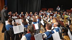 Die von Reiner Hobe dirigierte Stadtkapelle mit „Rock und Pop“ bei ihrem Frühjahrskonzert in der Stadthalle. Die Bläser der Stadtkapelle ...
