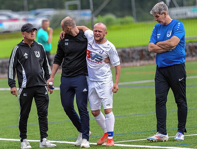 Sinnbildlich: Der angeschlagene Pascal Meier musste schon früh vom Platz in der Partie beim SV Eggingen. Trainer Georg Isele (links) und ...