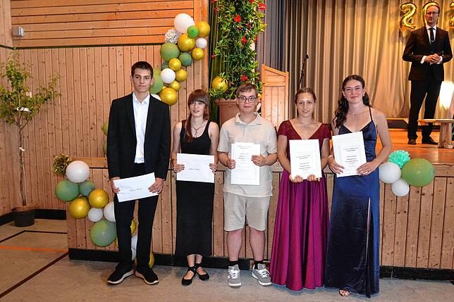 Mit Preisen wurden (von links) Simon Seeger (1,8), Jolina Nieke (1,3), Laurin Isele, Viola Mutter (1,2) und Verena Huber (1,6) ...
