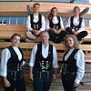 Der Meersburger Zimmerermeister Sebastian Schmäh (erste Reihe, Mitte) mit seinen neuen Azubis Sophie Haid (unten links), Carla Heinrich ...