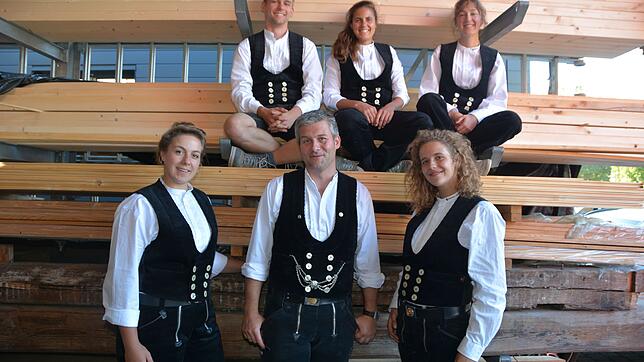 Der Meersburger Zimmerermeister Sebastian Schmäh (erste Reihe, Mitte) mit seinen neuen Azubis Sophie Haid (unten links), Carla Heinrich ...
