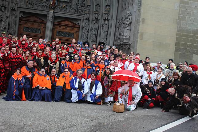 Bild 34: Hästräger und Guggenmusiker aus VS beim Narrentreffen in Fribourg am Sonntag (1)