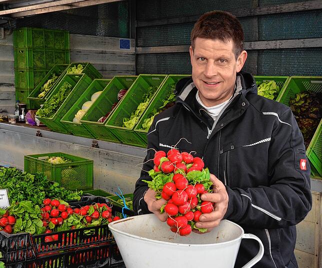 Andreas Nusser verkauft auf dem Markdorfer Wochenmarkt Radieschen und anderes Gemüse.