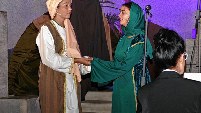 Larissa Graf (links) kümmert sich als Jünger Johannes um Maria, gespielt von Francesca Citera.