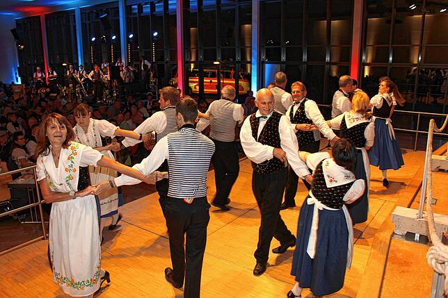 Die Volktanzgruppe Hausach zeigt im Lauf des abwechslungsreichen Showprogramms in der Donauhalle verschiedene Volkstänze. Die Stimmung ...