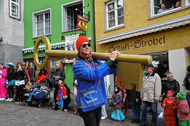 Bild 3: Bilder vom Narrenbaumstellen in Meersburg